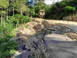 Akibat Hujan Deras, Jalan Provinsi Penghubung Kotu-Mebali Ambruk Dan Putus
