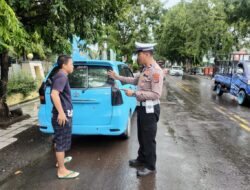 Tidak Gunakan TNKB Saat Berkendara, Personel Sat Lantas Polres Sidrap Tegur Pengemudi