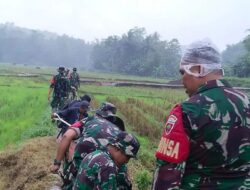 Personel Babinsa Koramil 02/Enrekang Gotong Royong Bersihkan Irigasi Persawahan