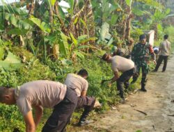 Bersama Warga, Polisi Di Purwakarta Gelar Kegiatan Jumsih