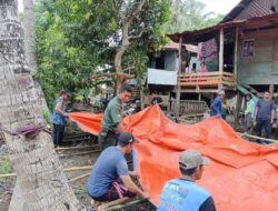 Babinsa Koramil 1420-02/Tellulimpoe Bantu Warga Dirikan Tenda Hajatan