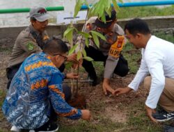 Polres Sidrap Dukung Pelestarian Lingkungan, Kapolsek Watang Pulu Ikut Aksi Tanam Pohon
