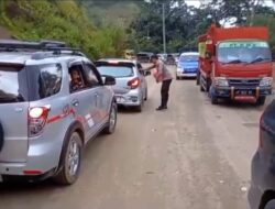 Bentuk Empati, Personel Polres Bagikan Air Mineral Ke Pengendara yang Terjebak Kemacetan