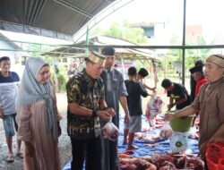 Wujud Paduli Terhadap Masyarakat, AKBP Erwin Syah Pimpin Langsung Pendistribusian Daging Kurban