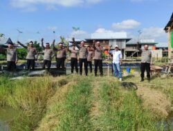 Polres Sidrap Tanam 100 Pohon Sekaligus Penyerahan 1000 Benih Ikan dan 100 Anak Ayam ke Masyarakat di Watang Pulu