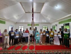 Pj Bupati Bersama Ketua Baznas Menyerahkan Bantuan Sebesar Rp 54 jt Ke Masing-masing Keluarga Penerima Bantuan