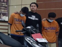 Polisi Pamerkan Pelaku Jambret Yang Menewaskan Mahasiswi UINSA
