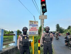 Peduli Keselamatan, Polisi Pasang Imbauan Antisipasi Kepadatan Lalu Lintas di Flyover Jumputrejo
