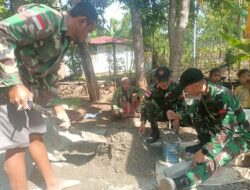 Satgas Yonkav 6/Naga Karimata Bantu Masyarakat Membuat Batako di Perbatasan