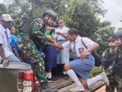 Wujud Peduli, Prajurit S’mbisa Bantu Antar Anak-Anak Sekolah di Papua