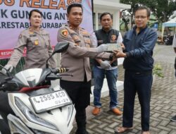 Kapolsek Gunung Anyar Kembalikan Motor Hasil Curian, Korban berikan Apresiasi dan Ucapkan Terimakasih