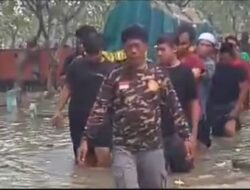 Viral !!! Warga Driyorejo Gresik Makamkan Jenazah di Tengah Banjir