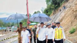 Tinjau Perbaikan Ruas Jalan Nasional Batu Jomba, Bobby Nasution Minta Jalur Aman Dilalui Pemudik