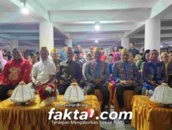 Halaman Laikambuu Bergetar, Ribuan Warga Tumpah Ruah Menyaksikan Puncak Penutupan Pawai Budaya dan Mosehe Wonua