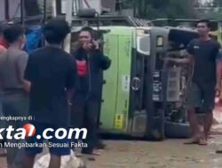 Akibat Jalan Licin, Truk Bermuatan Minyak Sawit Tergelincir di Konawe