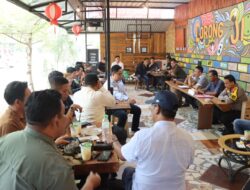 Di Balik Secangkir Kopi: Kapolres Konawe dan Jurnalis Perkuat Sinergi Lewat Dialog Santai