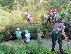 Pastikan Aliran Air ke Sawah Lancar, Babinsa dan Koptan Serbu Saluran Irigasi