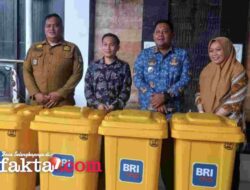 Dukung Kebersihan Taman Kota, BRI Sidrap Serahkan Bantuan Tempat Sampah ke Camat Maritengngae