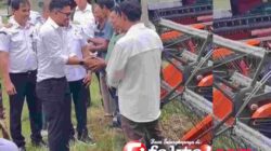 Dukung Swasembada Pangan, 5 Kecamatan Terima Bantuan Combine Harvester dari Bupati Konawe