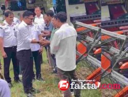 Dukung Swasembada Pangan, 5 Kecamatan Terima Bantuan Combine Harvester dari Bupati Konawe