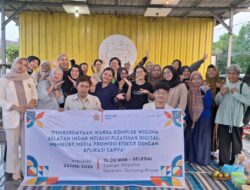 Mahasiswa Stikosa-AWS Latih Mama-Mama TWS Surabaya Membuat Media Promosi Digital Lewat Aplikasi Canva