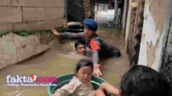 Meski Dengan Ember, Evakuasi Balita di Jaktim Dilakukan Dengan Sigap