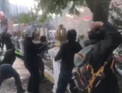Lebih dari 21 Sepeda Motor Terbakar dalam Aksi di Gedung Negara Grahadi