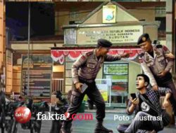 Kapolsek Bubutan Diduga Menarik Paksa Ponsel dari Tangan Jurnalis : Kamu Rekam ya ?