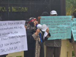 Dituduh Melakukan Penipuan dan Penggelapan, Emak-emak di Medan Melakukan Unjuk Rasa di Depan Mapolrestabes