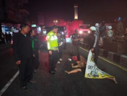 Seorang Pria Nekat Mengakhiri Hidupnya dengan Menabrakan Diri ke Ban Belakang Tronton