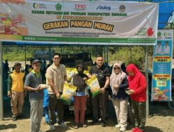 Usai Rapat Evaluasi Kinerja OPD dan Camat di Latoma,Wakil Bupati Konawe Bagikan Bantuan Pangan