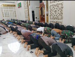Kebersamaan di Tengah Aksi Penyampaian Pendapat di Mapolresta Sidoarjo