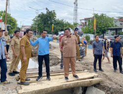 Syaharuddin Alrif Tinjau Pengerukan Drainase, Warga: Terima Kasih Pak Bupati