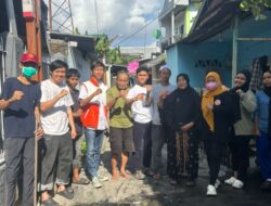 Hadir Bersama Rakyat, Muda Bergerak Sulsel Ikut Gotong Royong di Pampang Makassar