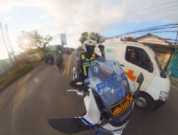 Sirine Ambulan Mati, Polisi Satlantas Gresik Sigap Buka Jalan Ambulans