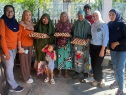 Dukung Zero New Stunting, Tim RMS Berbagi Bagikan Telur