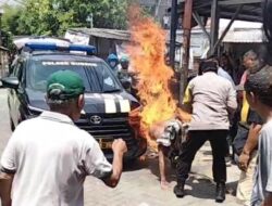Tragis, Pelaku Curanmor Dibakar Massa di Depan Polisi
