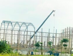 Abaikan K3, Pekerja Proyek Rp16 Miliar Sport Center Bojonegoro Bergelantungan Tanpa APD