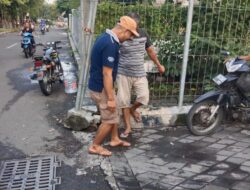 Warga RW 01 Rungkut Tengah Bergotong Royong Menambal Jalan Berlubang