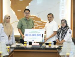 Wujud Perlindungan Negara Terhadap Pekerja, Bupati Yusran Akbar Menyerahkan Santunan JKM BPJS