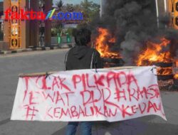 Gelar Aksi Solo, Fino Pasukan Allaxe dari Serikat Gerakan Mahasiswa Tolak Wacana Pemilihan Daerah Yang Dipilih DPR