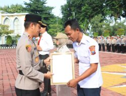 Kapolres Gresik Beri Penghargaan, Dedikasi Polisi dan Warga Jadi Teladan