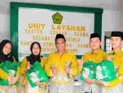Indahnya Berbagi, Kepala KUA Asinua Salurkan Paket THR dan Zakat Fitrah kepada Staf dan Warga