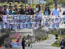 Jalan Trans Sulawesi Lumpuh 3 Jam, Mahasiswa Soroti AMDAL PT IHIP dan Islamic Center