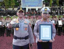 Hadirkan Pelayanan Terbaik Operasi Ketupat 2026, Kapolda Sulsel Berikan Penghargaan Kapolres Sidrap