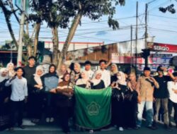 Mahasiswa Agribisnis UNILAKI Berbagi 300 Takjil untuk Masyarakat di Bundaran Adipura Unaaha