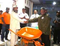 Bukan Pemimpin di Balik Meja, Willem Wandik Turun Langsung Dampingi Warga Korban Longsor