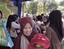 Mempererat Hubungan Sosial,Aliansi Madura Indonesia Salurkan 2.000 Paket Sembako di Depan Gedung Grahadi