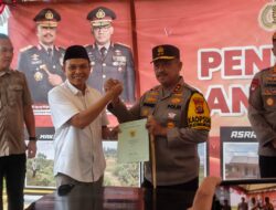 Didampingi Bupati Konawe, Kapolda Sultra Salurkan Bantuan Semen dan Dana untuk Masjid Al Ihsan Anggopiu