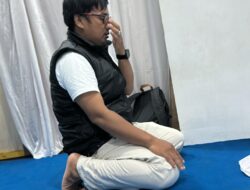 VIRAL! Di Tengah Hiruk-pikuk Audisi DA8 Sidrap, Jurnalis Ini Tertangkap Kamera Tetap Prioritaskan ‘Panggilan Langit’